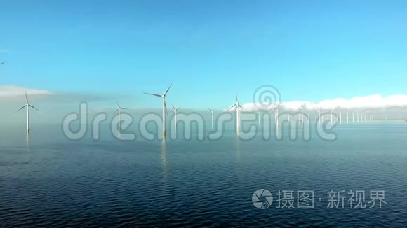 荷兰伊塞尔梅尔湖旁的一排风车，可再生能源风车农场弗列沃兰
