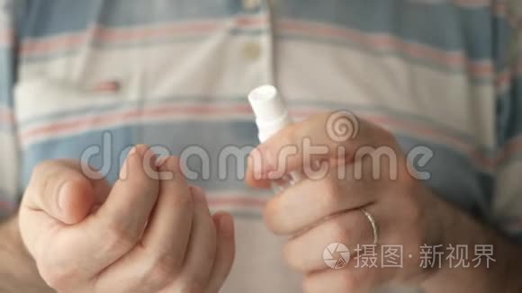 喷洒酒精洗手以消除细菌和病毒