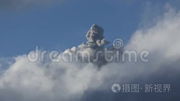 火山爆发期间的火山气体和火山灰云