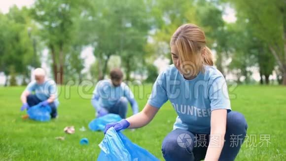 微笑的女性收集森林垃圾，环保志愿服务