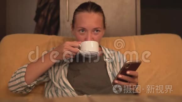 一个女人喝咖啡，用手机看新闻