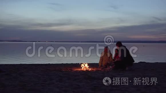 海边的一家人在火炉旁放松视频
