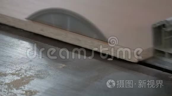 用圆锯在机器上锯片. 家具制造过程。 特写镜头。 木工