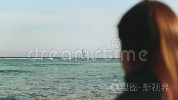 女人正在海滩上喝咖啡或茶，海景蓝色，女人看地平线，快速视频，慢动作，4K