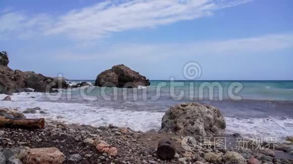 宁静的海滩和暴风雨的大海