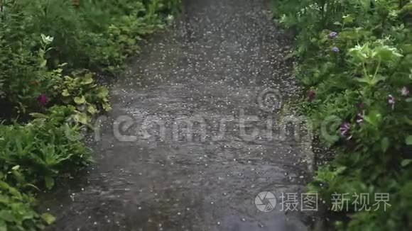 夏季的强烈冰雹在赛道上，背景