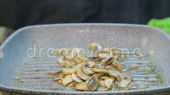 香蒲菇用油煎在锅里视频