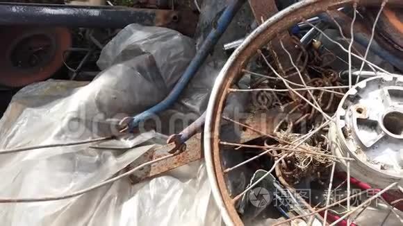 一堆破旧的自行车部件视频