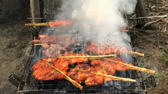 在街边的食物里烤了很多烟的鸡肉