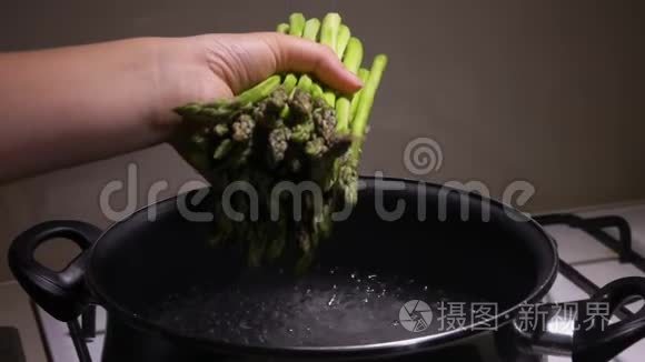 芦笋的茎被扔进沸水