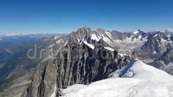 在阳光明媚的日子里山和雪视频