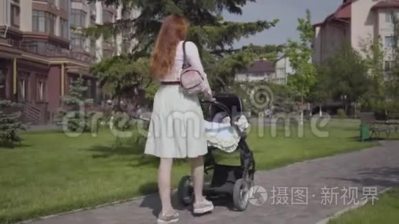 美丽的红发女人走在石步道上，公园里有一辆电车。 那位女士享受着