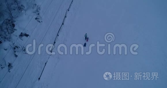 妈妈和女儿去滑雪