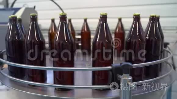 饮料生产软饮料柠檬水自动输送机上玻璃瓶中啤酒装瓶过程