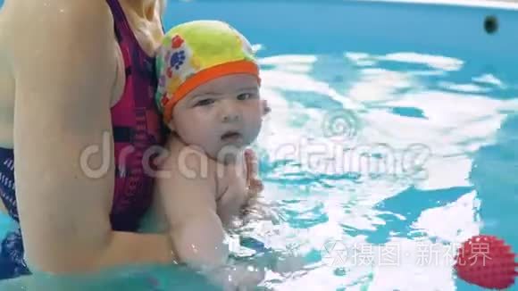 一岁婴儿游泳教师教学视频