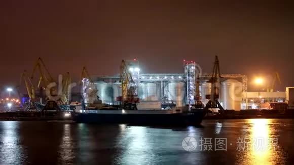 夜间在港口停泊的干货船视频
