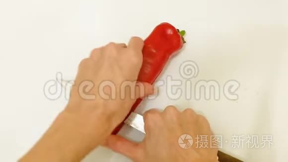 家庭主妇用刀切红辣椒视频