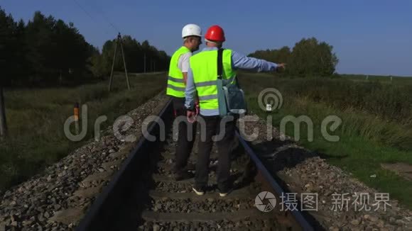 铁路工人在铁轨上视频