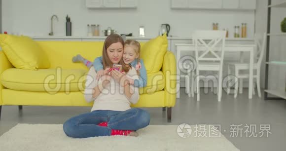 欢乐的母女在电话里看动画片视频