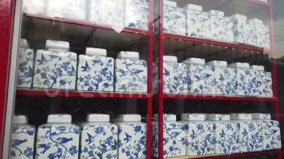 中国陶瓷罐放在货架上出售视频