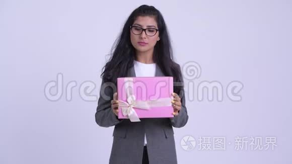 年轻体贴的波斯女商人摇礼盒