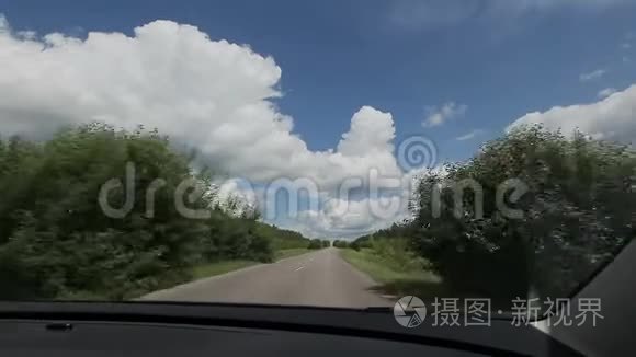 汽车沿着这条路行驶视频
