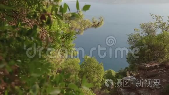 美丽的海景和绿树成荫的群山视频