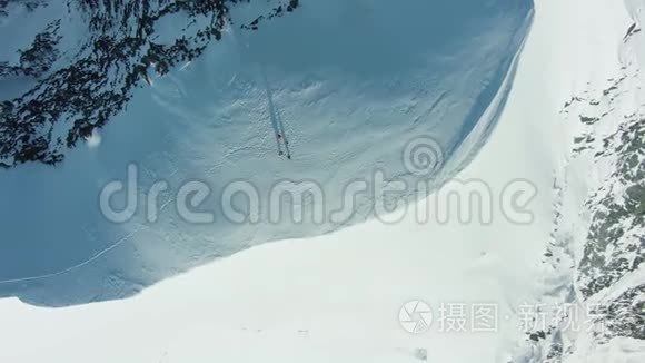 欧洲阿尔卑斯山山顶上的一群人。 空中垂直自上而下视图