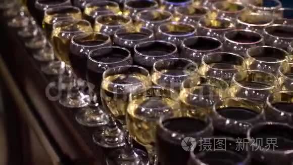 酒吧柜台上有很多白葡萄酒和红酒。 很多人的聚会时间。