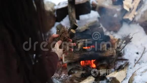 当地男人在冬天放火烧营火视频