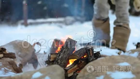 原住民战士坐在篝火旁视频