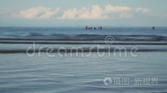 在度假胜地有冲浪和游泳的海景视频