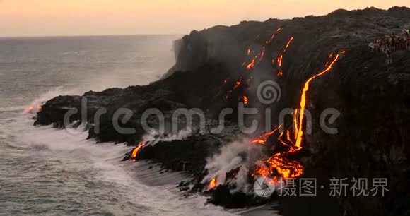 火山喷发熔岩流入夏威夷水域视频