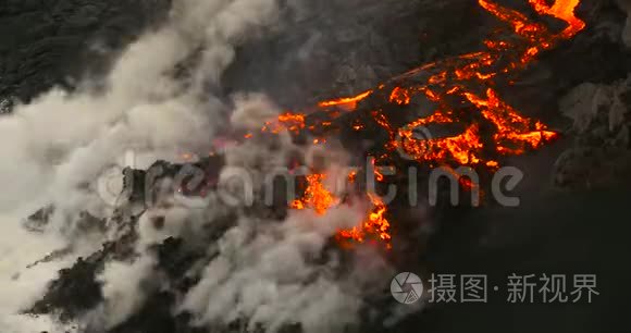 火山喷发熔岩流入夏威夷水域视频