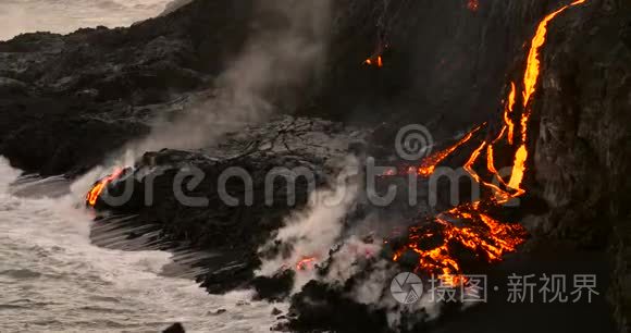 火山喷发熔岩流入夏威夷水域视频