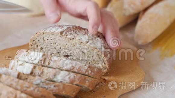 男性手在木板上切面包视频