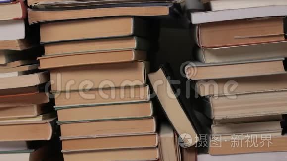 成堆的书墙视频