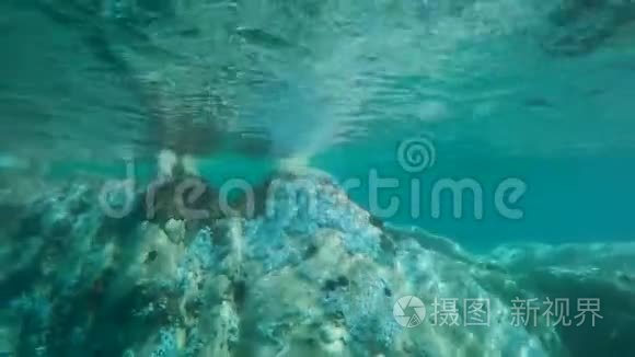 希腊碧海中的海底浮潜视频