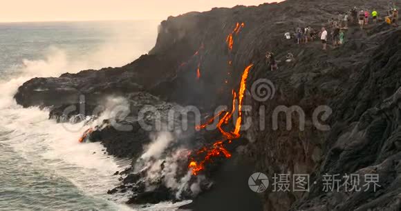 火山喷发熔岩流入夏威夷水域视频