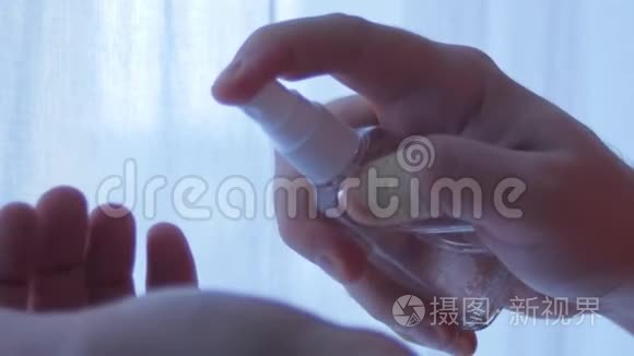 喷洒酒精洗手以消除细菌和病毒视频