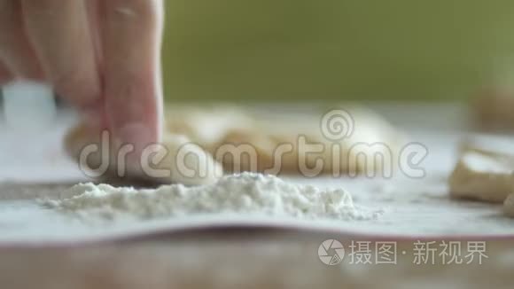 一个面目全非的女人正在面粉里堆着一块面团，用来包饺子，4K特写