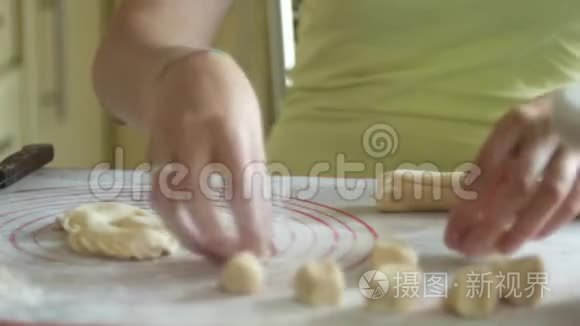 女人正在用一把刀切面团，用小奶酪包饺子，4K特写