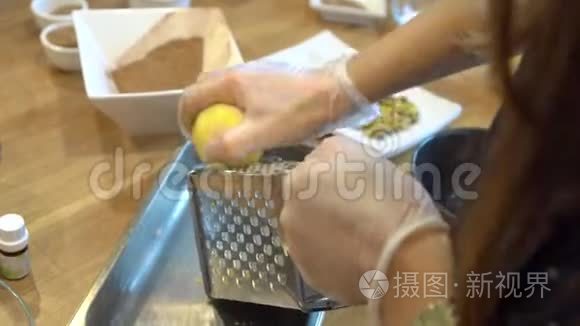 女人在烤炉上擦柠檬味视频