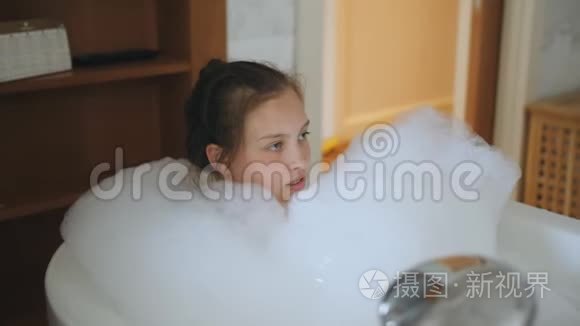 少女洗一个充满泡沫的澡。