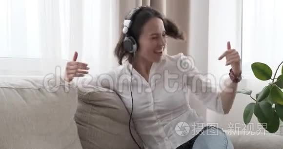 在家里听耳机音乐的女人很开心视频