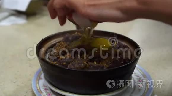 黑米泥锅手裂蛋香港粤式中餐视频