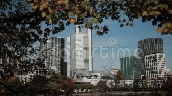 拥有高楼大厦和商业中心的现代化大都市全景