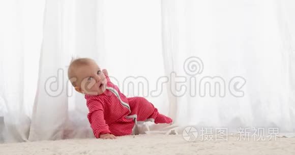 可怜的幼儿宝宝摔倒了视频