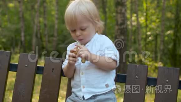 幼儿吃饼干的肖像画视频