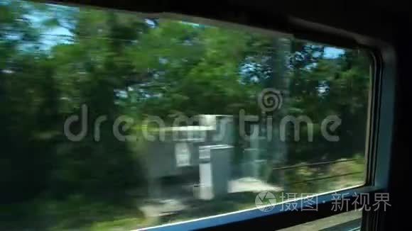 城际列车车窗外的乡村景观变化视频